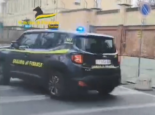 Armi e droga, guardia di finanza arresta uomo nel Torinese